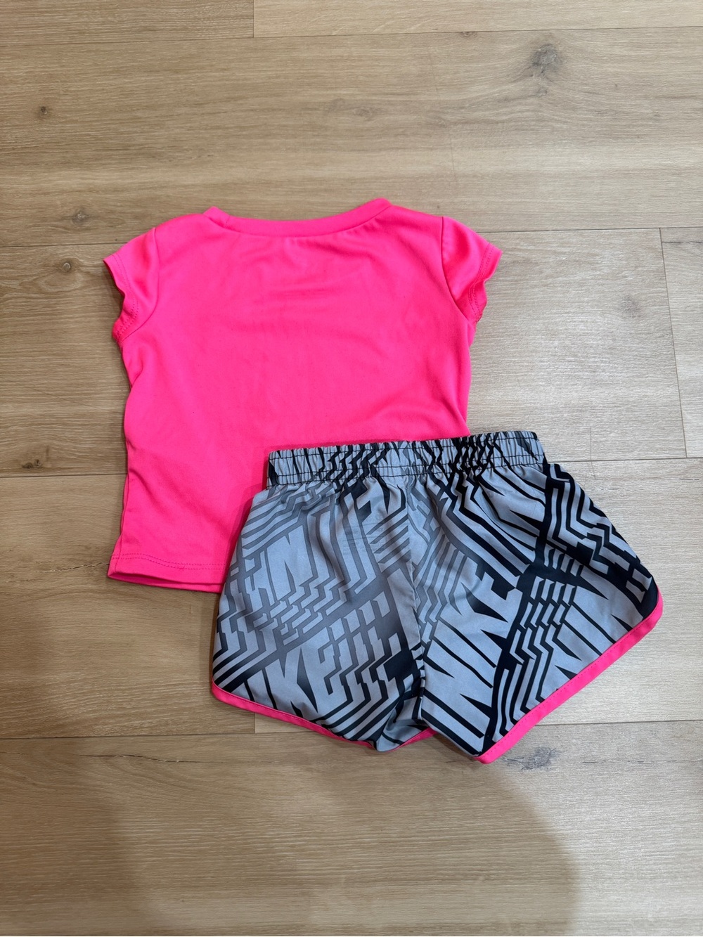Baby Girl Nike Hot Pink Logo Tee and Gray Patterned Shorts Set - 12 Months - Picture 8 of 8
